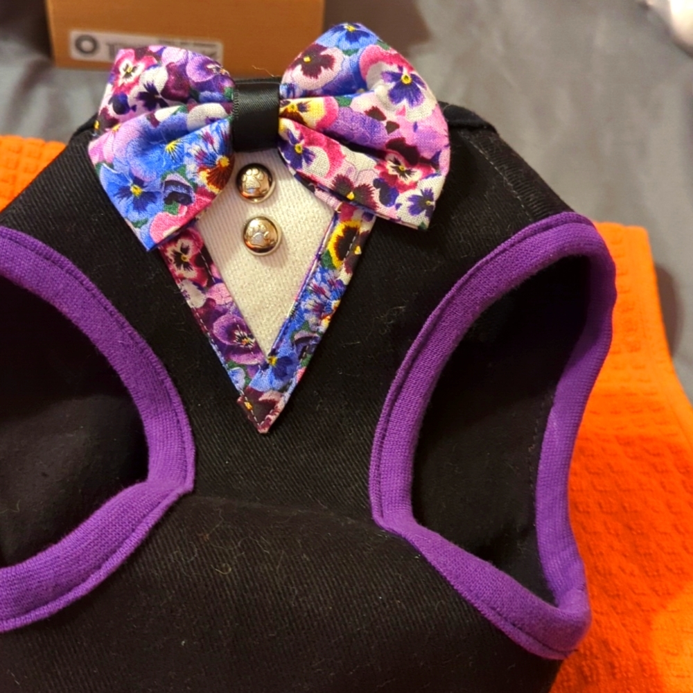 Dogs PAWZ Hoodies Vest but goes All around .WORN ONCE.For Pics. Sale
